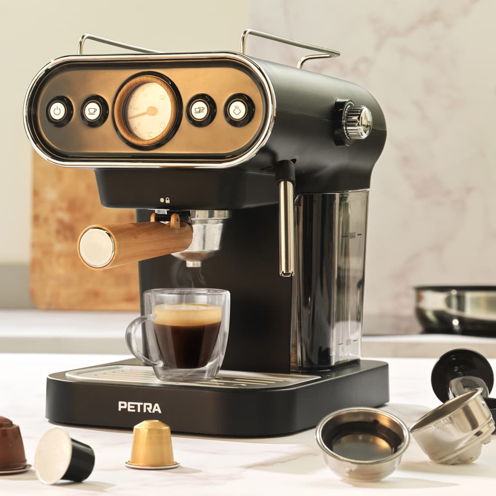 Espressor model Petra PT5108VDEEU7 3-in-1 Cafetiera tip Barista, Expressor, Compatibil cu capsule si cafea macinata, Putere 1050 W — reducere 25% de la 1.099 lei la 825,62 lei